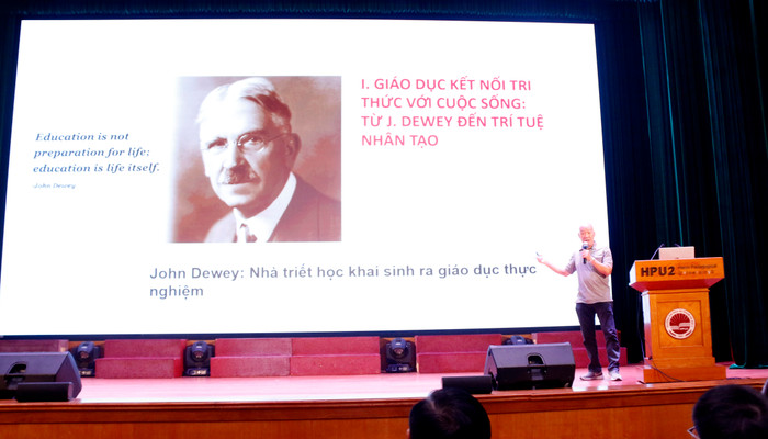 Giáo sư, Tiến sĩ Vũ Văn Hùng - Trường Đại học Giáo dục (Đại học Quốc gia Hà Nội) chia sẻ tham luận. GDVN_A.jpg