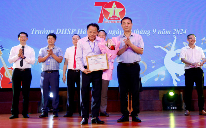 Giải Tiết mục trình diễn ca khúc hay nhất thuộc về Trường Đại học Sư phạm Hà Nội 2. GDVN_giải sp2.jpg