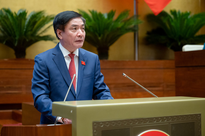 Tổng Thư ký Quốc hội, Chủ nhiệm Văn phòng Quốc hội Bùi Văn Cường trình bày Báo cáo giải trình, tiếp thu, chỉnh lý dự thảo Nghị quyết về hoạt động chất vấn tại Kỳ họp thứ 7, Quốc hội khóa XV. Ảnh: quochoi.vn. 290620240955-z5584498601920_fb402f0f376624aebb9d37034a0d1d5f.jpg