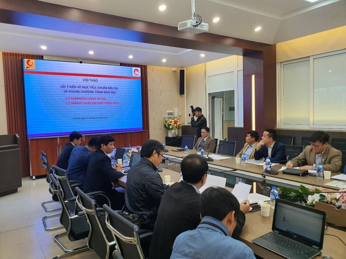 Hội thảo lấy ý kiến về Mục tiêu, chuẩn đầu ra và khung chương trình đào tạo Năng lượng tái tạo. Ảnh: NTCC. laays ys keiesm.jpg