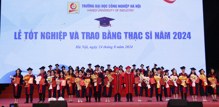 Tiến sĩ Kiều Xuân Thực - Hiệu trưởng và Tiến sĩ Nguyễn Văn Thiện - Phó Hiệu trưởng trao bằng thạc sĩ (lượt thứ hai). GDVN_trao ths 2.JPG