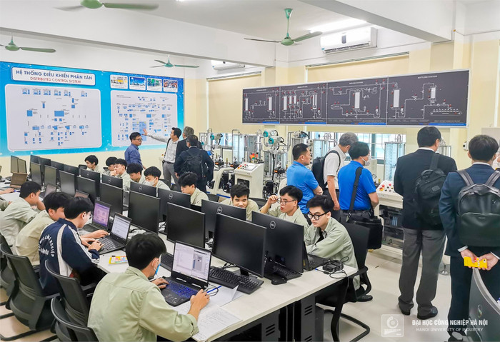 Phòng thực hành thuộc chương trình đào tạo Kỹ thuật sản xuất thông minh, Khoa Điện (Trường Đại học Công nghiệp Hà Nội). Ảnh: NTCC. z5547489069676_0f5cdeff69c09bd68e02dea8cbf06bca.jpg