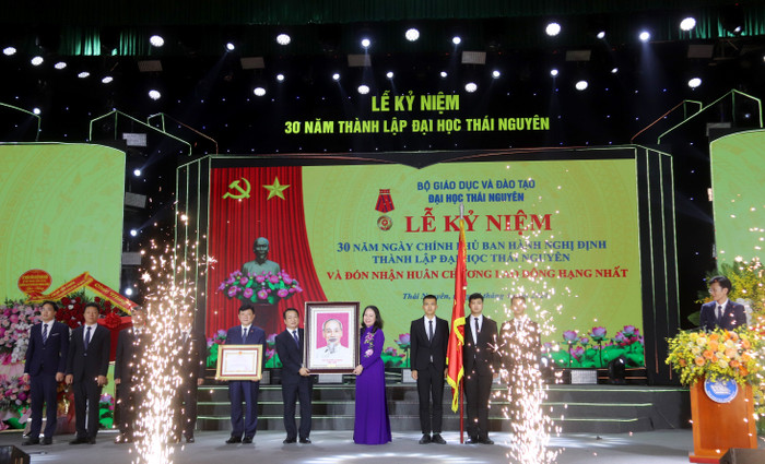 Quyền Chủ tịch nước tặng ảnh Bác Hồ cho Đại học Thái Nguyên. Quyền Chủ tịch nước tặng ảnh Bác Hồ cho Đại học Thái Nguyên.