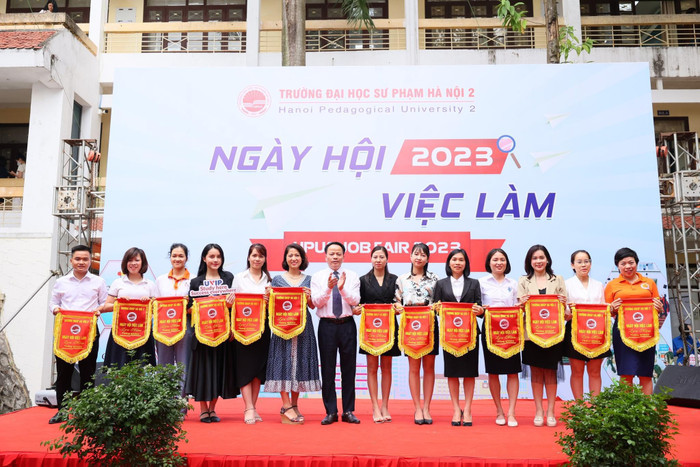 Đại diện Ban Tổ chức tặng Cờ lưu niệm cho các đơn vị tuyển dụng tham gia Ngày hội việc làm năm 2023. z5368752753106_9469638ce23ffbe24d8836184387a6e5.jpg