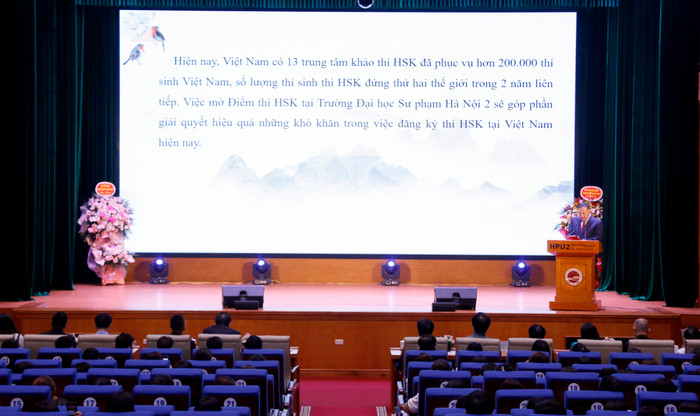 Theo ông Trịnh Đại Vỹ, Việt Nam hiện đã có 13 trung tâm khảo thí HSK đã phục vụ hơn 200.000 thí sinh Việt Nam, số lượng thí sinh thi HSK đứng thứ 2 thế giới trong hai năm liên tiếp. GDN_canh.jpg