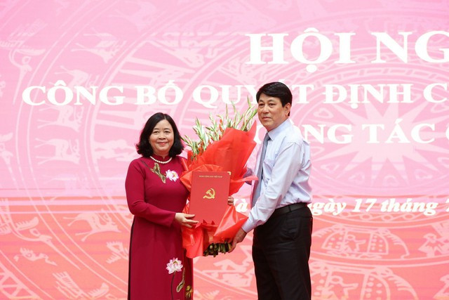 Thường trực Ban Bí thư Lương Cường đã trao quyết định của Bộ Chính trị và tặng hoa chúc mừng bà Bùi Thị Minh Hoài - tân Bí thư Thành ủy Hà Nội. Ảnh: xaydungchinhsach.chinhphu.vn. img7970-17212070834171465873582.jpeg
