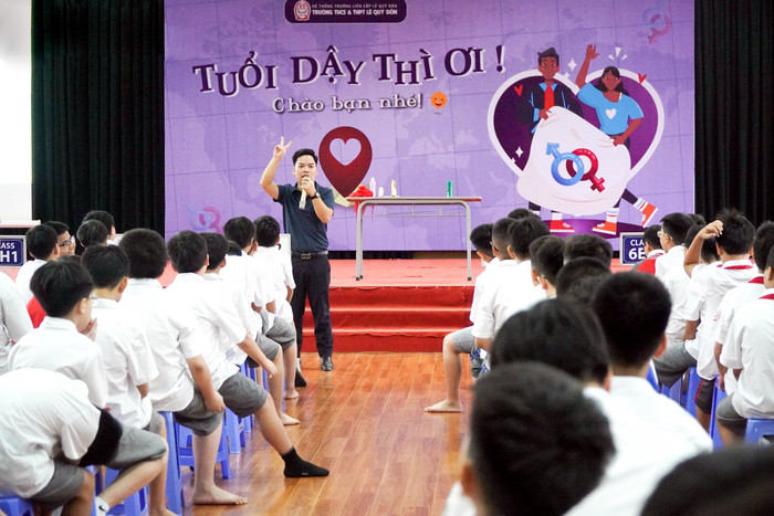 Thạc sĩ Nguyễn Văn Duẩn trong một buổi tư vấn tâm lý cho học sinh tại Hệ thống Trường Liên cấp Lê Quý Đôn (Nam Từ Liêm, Hà Nội). Ảnh: NVCC. z5616250226887_8881e89d6a0c540eeef1804a1385b180.jpg