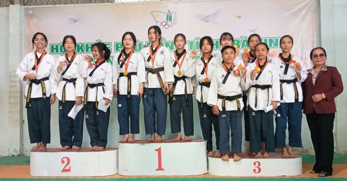Trao giải môn võ tại Hội khỏe Phù Đổng được tổ chức đầu tháng 3/2024. Ảnh: Sở GD&ĐT cung cấp. z5362969495830_f9b752a9996e00c93dc3d669cb5e190e.jpg