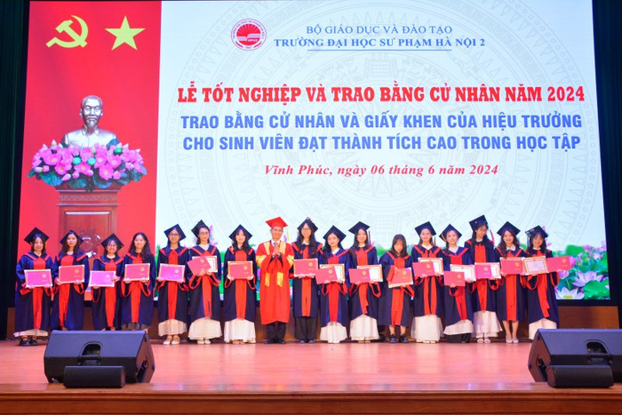 Phó Giáo sư, Tiến sĩ Nguyễn Quang Huy - Bí thư Đảng uỷ, Hiệu trưởng trao Giấy khen và Bằng tốt nghiệp cho các tân cử nhân đạt kết quả học tập cao. bg24,5(1).png
