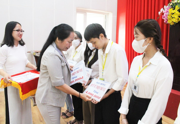 Trao học bổng cho học sinh nghèo. Ảnh: Sở GD&ĐT cung cấp. z5362970986857_c6e493647db13ac6da0b8d63dc071266.jpg