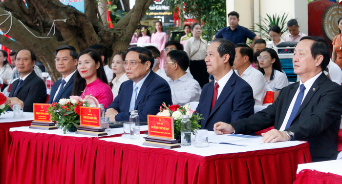 Các đại biểu tham dự lễ khai giảng. GDVN_dai bieu.jpg