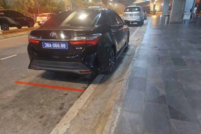 Chiếc xe biển xanh thuộc Hội Liên hiệp Phụ nữ tỉnh Hà Tĩnh dừng trước sảnh sân bay Vinh (Nghệ An). Ảnh: nld.com.vn. Bx.jpg