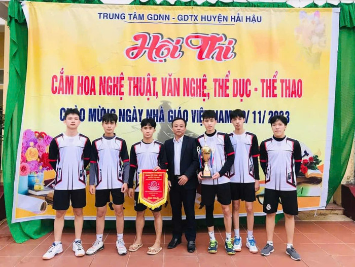 Ông Trần Văn Biên (đứng giữa) cùng các em học sinh tại Trung tâm Giáo dục nghề nghiệp - Giáo dục thường xuyên huyện Hải Hậu (tỉnh Nam Định). Ảnh: NCVV Ảnh 2.jpg