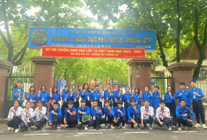 Đội hình Tiếp sức mùa thi tại kỳ thi tuyển sinh vào lớp 10 trung học phổ thông năm học 2023-2024. Ảnh: NTCC. Đội hình Tiếp sức mùa thi tại kỳ thi tuyển sinh vào lớp 10 THPT năm học 2023 -2024.jpg