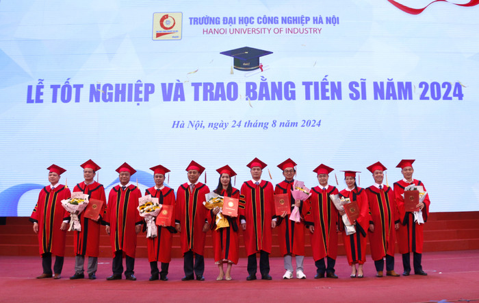 Trao bằng cho 6 tân tiến sĩ năm 2024. GDVN_tiến sĩ.JPG