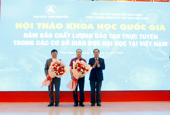 Giáo sư, Tiến sĩ Hà Thanh Toàn tặng hoa chúc mừng Giáo sư, Tiến sĩ Nguyễn Đình Đức và Phó Giáo sư, Tiến sĩ Hoàng Văn Hùng. GVDN_tặng hoa.jpg