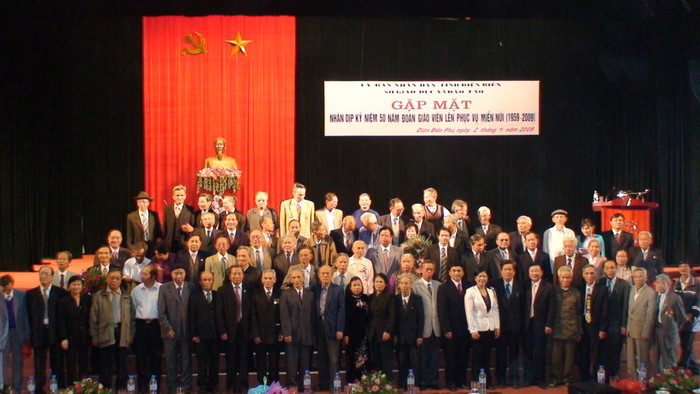 Gặp mặt đoàn cán bộ giáo viên lên phục vụ miền núi nhân dịp kỷ niệm 50 năm (1959-2009). Ảnh: Sở GD&ĐT cung cấp. Picture10.JPG