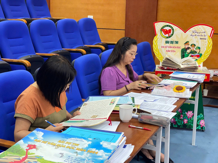 Ban Giám khảo chấm bài dự thi Chung kết Cuộc thi Đại sứ Văn hóa đọc năm 2024. Ảnh: NVCC. z5846532700062_73479624ab75913747b8542013417a66.jpg