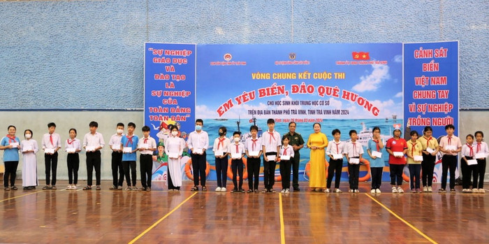 Cô Tăng Thị Ngọc Mai - Phó Giám đốc Sở Giáo dục và Đào tạo tỉnh Trà Vinh trao giải cuộc thi Em yêu biển, đảo quê hương năm 2024. Ảnh: Sở GD&ĐT cung cấp. z5362970646089_f3418966ae432b907d8e90ee9d614111.jpg