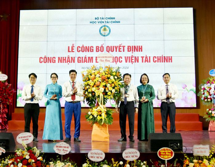 Lãnh đạo Học viện Tài chính chúc mừng Phó Giáo sư, Tiến sĩ Nguyễn Đào Tùng. Ảnh: hvtc.edu.vn. BN.8.jpg