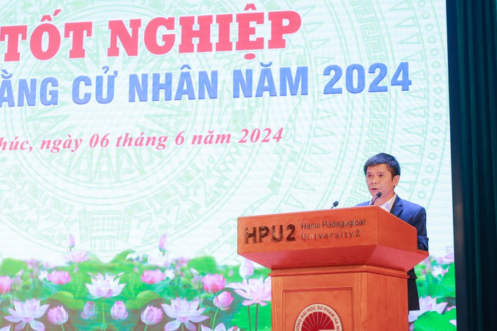 Phó Giáo sư, Tiến sĩ Nguyễn Văn Thụ - Trưởng phòng Đào tạo công bố các Quyết định trao bằng và khen thưởng trong buổi lễ. bg24,3.png