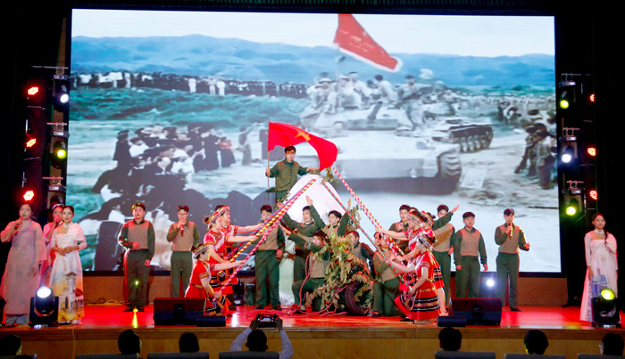 Phần trình diễn với chủ đề "Lời ước hẹn mùa hoa" của Trường Đại học Công nghệ và quản lý Hữu Nghị. GDVN_2 UTM1.jpg