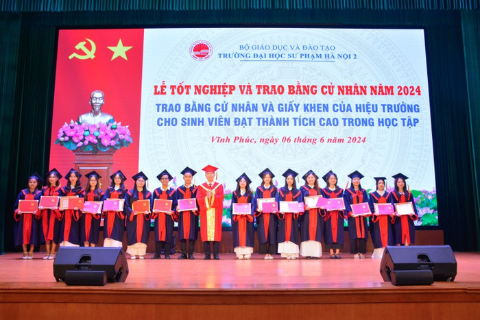 Tiến sĩ Bùi Kiên Cường - Phó Bí thư Đảng ủy, Phó Hiệu trưởng trao Giấy khen và Bằng tốt nghiệp cho các tân cử nhân đạt kết quả học tập cao. bg24,6.png