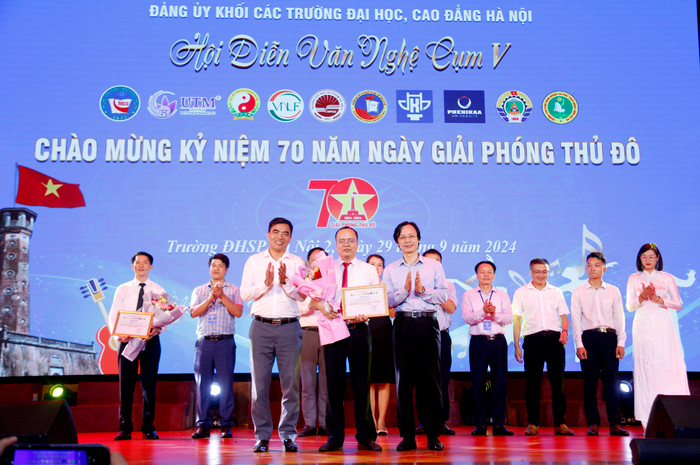 Trường Đại học Kiến trúc Hà Nội giành Giải Tiết mục có số lượng người tham gia trình diễn đông nhất. GDVN_giải đông.jpg