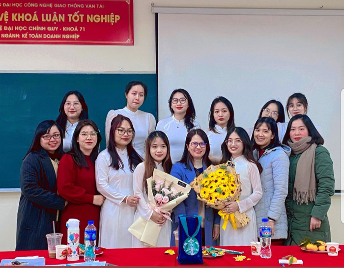Ngọc Ánh trong buổi bảo vệ khóa luận tốt nghiệp ngành Kế toán. Ảnh: NVCC. z5604897706941_a9352bfb6c1a82031f09d77d68dc7a62.jpg