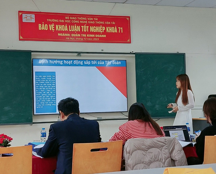 Ngọc Ánh bảo vệ khóa luận tốt nghiệp ngành Quản trị kinh doanh vào tháng 12/2023. Ảnh: NVCC. z5604897698037_b3003e067df8ffccc004f9a079cb86e3.jpg