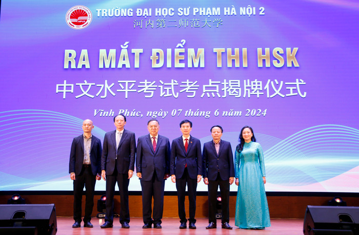 Các đại biểu tham gia khai trương Điểm thi HSK. GDVN_ảnh.jpg