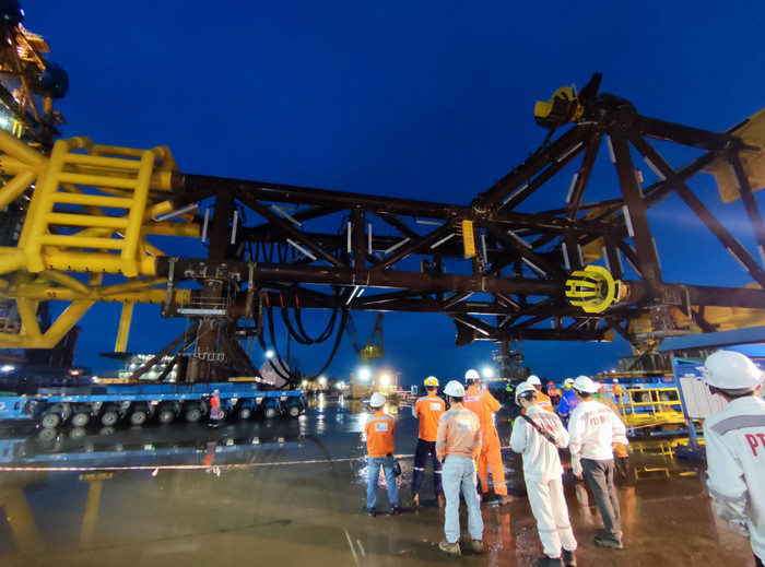 Sinh viên chuyên ngành Kỹ thuật Công trình biển (Trường Đại học Xây dựng Hà Nội) trong một chuyến thực tế. Ảnh: NTCC. z5626476201120_5fd3be102b9b402f60f6d19ed6758caa.jpg