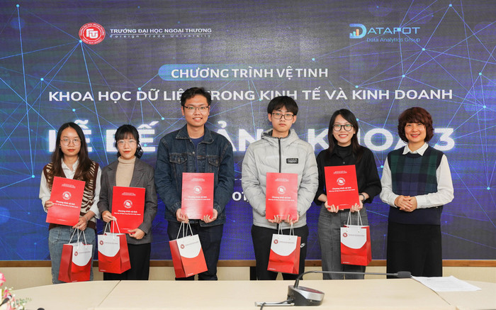 Phó Giáo sư, Tiến sĩ Phạm Thu Hương - Phó Hiệu trưởng Trường Đại học Ngoại thương trao chứng nhận cho sinh viên học chương trình vệ tinh Khoa học dữ liệu trong kinh tế và kinh doanh. Ảnh: NTCC. Phó Giáo sư, Tiến sĩ Phạm Thu Hương - Phó Hiệu trưởng Trường Đại học Ngoại thương trao chứng nhận cho sinh viên học chương trình vệ tinh Khoa học dữ liệu trong kinh tế và kinh doanh. Ảnh: NTCC.