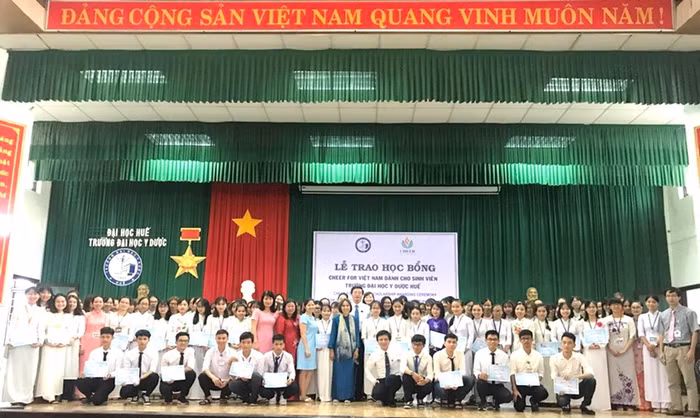 Lễ trao học bổng cho sinh viên Trường Đại học Y - Dược Huế. Ảnh: NTCC.
