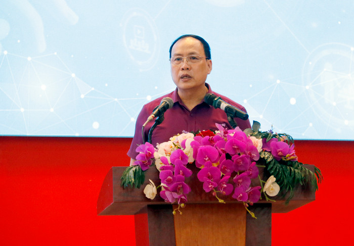 Giáo sư, Tiến sĩ khoa học Nguyễn Đình Đức - Chủ nhiệm Câu lạc bộ Mạng lưới bảo đảm chất lượng giáo dục đại học Việt Nam phát biểu đề dẫn. GDVN_thay Duc.jpg