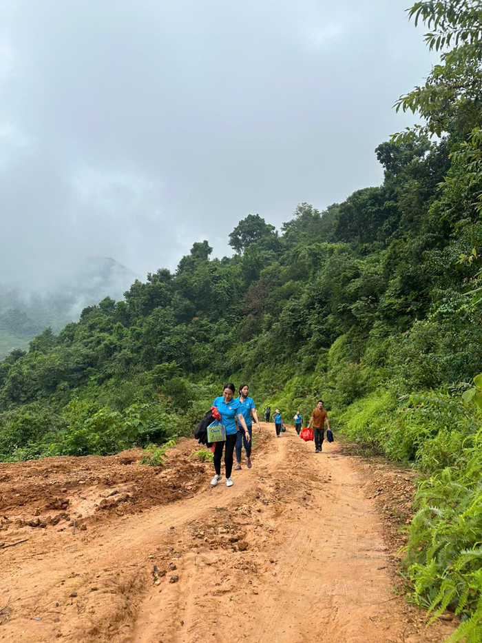 Con đường đất di chuyển vào ngày nắng ráo thì dễ dàng hơn, còn vào những ngày mưa gió, sẽ trở thành thử thách của giáo viên. Ảnh: NVCC. Đường tới lớp học dã chiến.jpg