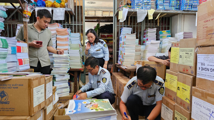 Lực lượng Quản lý thị trường kiểm tra, phát hiện sách giáo khoa có dấu hiệu giả mạo tại Tây Ninh. Ảnh: tayninh.dms.gov.vn. Anhr.jpg
