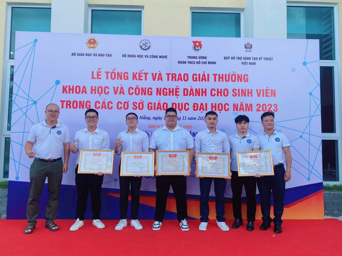 Nam sinh Võ Đình Trọng (thứ 3, từ bên phải sang) chia sẻ về hoạt động của nhóm. Ảnh: NVCC. z5473980238494_63d234cf172b03cb2bd2b5afb55958e7.jpg