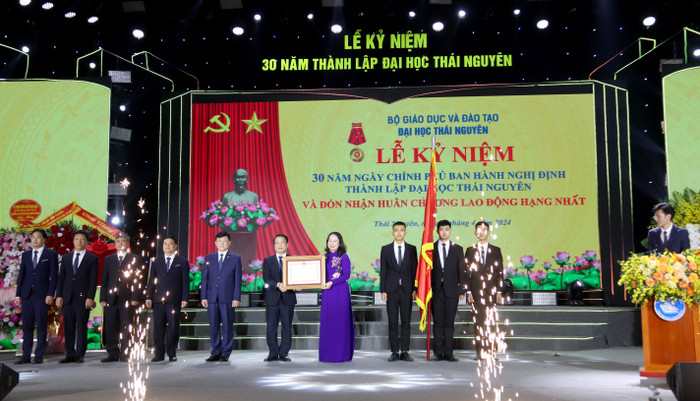 Quyền Chủ tịch nước Võ Thị Ánh Xuân trao tặng Huân chương Lao động hạng Nhất cho Đại học Thái Nguyên. Quyền Chủ tịch nước Võ Thị Ánh Xuân trao tặng Huân chương Lao động hạng Nhất cho Đại học Thái Nguyên.