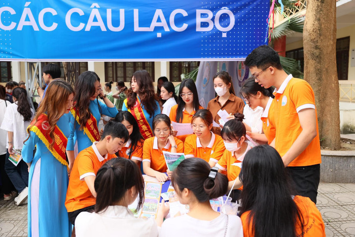Sinh viên nghe tư vấn tại Ngày hội việc làm năm 2023. z5368752713277_1885ff3adda516d8734703faf870e5a2.jpg