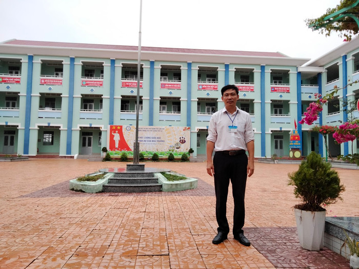Thầy Đồng Văn Khuyên - Hiệu trưởng Trường Trung học phổ thông Thới Lai. Ảnh: NVCC. z5540223011167_13b4d7b322eb71cf00bc8a8c7266404d.jpg
