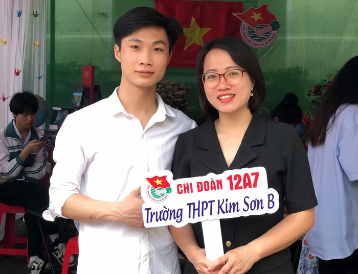 Cô giáo Nguyễn Thị Hoa cùng học sinh của mình. Ảnh: NVCC. Cô giáo Nguyễn Thị Hoa cùng học sinh của mình. Ảnh: NVCC.