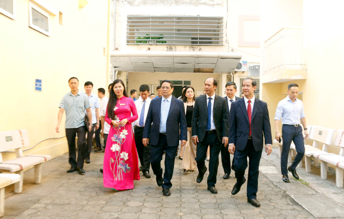 Các đại biểu tham quan cơ sở vật chất nhà trường. GDVN_đi thăm.jpg