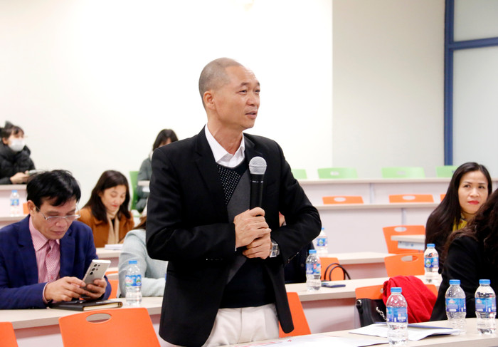 Đại biểu đặt câu hỏi. GDVN_hỏi.jpg
