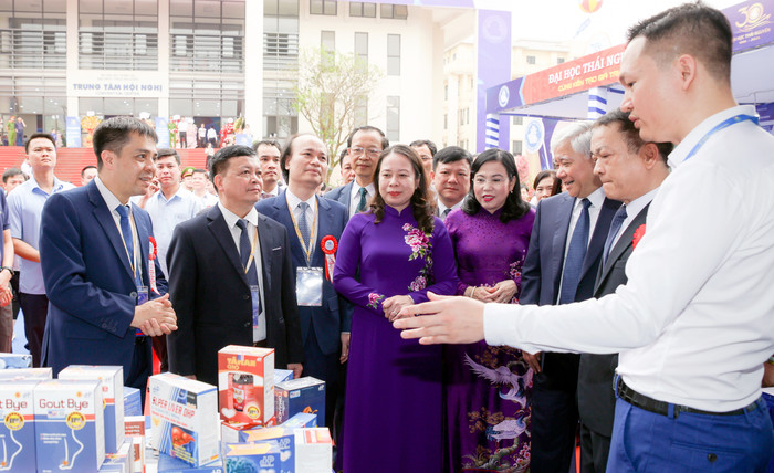 Quyền Chủ tịch nước Võ Thị Ánh Xuân cùng các đại biểu tham quan gian trưng bày tại lễ kỷ niệm. GDVN_tham quan trương.jpg