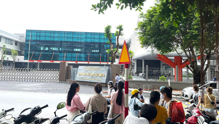 Hàng trăm phụ huynh có nguyện vọng chuyển trường cho con về Trường Tiểu học Tây Mỗ 3. Ảnh: M.T. GDVN_Tây Mỗ.jpg