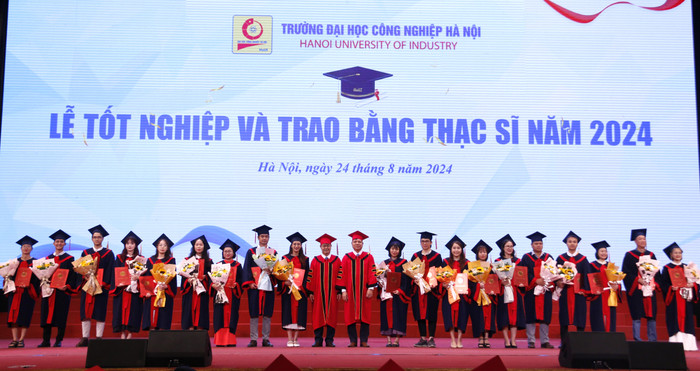Phó Giáo sư, Tiến sĩ Phạm Văn Đông - Phó Hiệu trưởng và Tiến sĩ Nguyễn Văn Thiện - Phó Hiệu trưởng trao bằng cho tân thạc sĩ. Phó Giáo sư, Tiến sĩ Phạm Văn Đông - Phó Hiệu trưởng và Tiến sĩ Nguyễn Văn Thiện - Phó Hiệu trưởng trao bằng cho tân thạc sĩ.