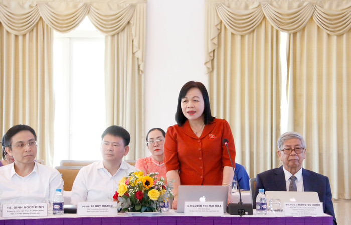 Đại biểu Quốc hội Nguyễn Thị Mai Hoa - Phó Chủ nhiệm Ủy ban Văn hóa, Giáo dục của Quốc hội, Đại biểu Quốc hội tỉnh Đồng Tháp chia sẻ tại hội thảo. Ảnh: Mộc Trà. GDVN_Naihoa.jpg