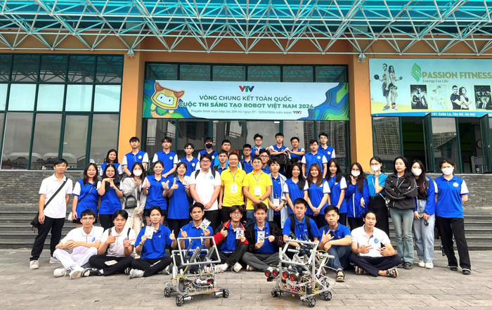 Câu lạc bộ Thiết bị máy và công nghiệp tại vòng sơ loại cuộc thi Robocon Việt Nam 2024. Ảnh: NTCC. . CLB Thiết bị máy và công nghiệp tại vòng sơ loại cuộc thi Robocon Việt Nam 2024.jpg