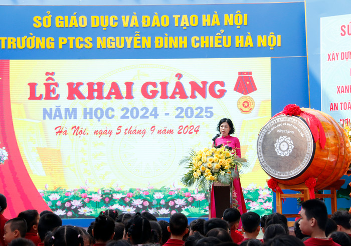 Cô Trần Thị Phương Lan - Phó Hiệu trưởng Trường Phổ thông cơ sở Nguyễn Đình Chiểu thay mặt nhà trường đọc Thư của Tổng Bí thư, Chủ tịch nước Tô Lâm gửi ngành giáo dục nhân dịp khai giảng năm học mới 2024-2025. GDVN_ac.jpg